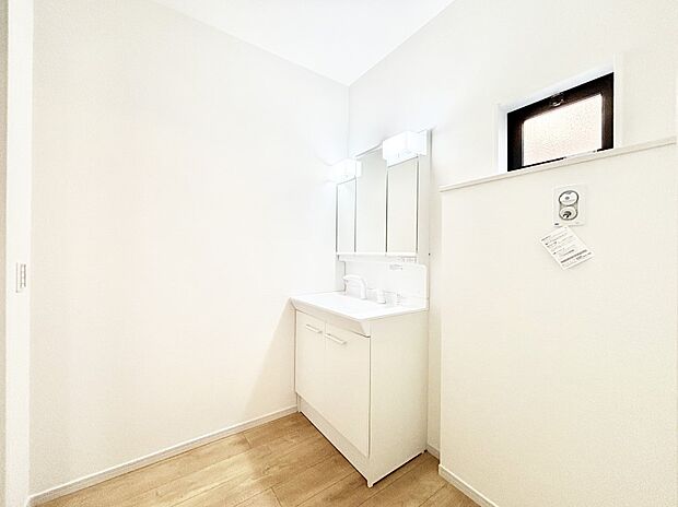 柔らかな朝の光を感じられる小窓がついたランドリースペース