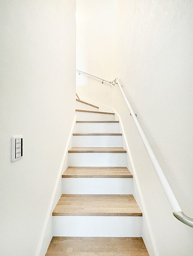 ご家族間のコミュニケーションが深まるリビングイン階段を採用