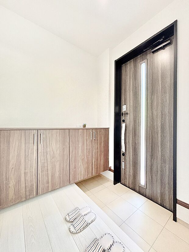 玄関ドアにスリッドラインが入っているので光の演出をしてくれます！ 