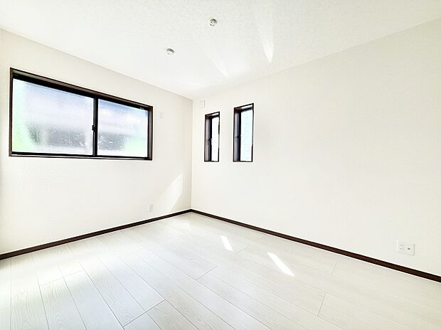 2面採光で気持ちよく自然光が取り入れられるのでお子様のお部屋にもピッタリ