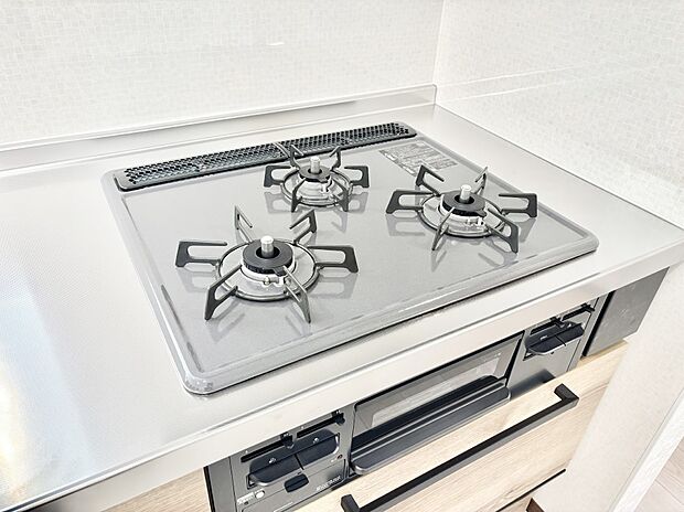 ガスコンロはSiセンサー搭載。火力調節や焦げ付き・消し忘れも防いでくれます。