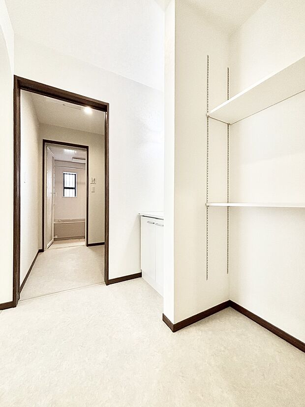 物がたくさん集まる洗面所にうれしい収納棚付きです。