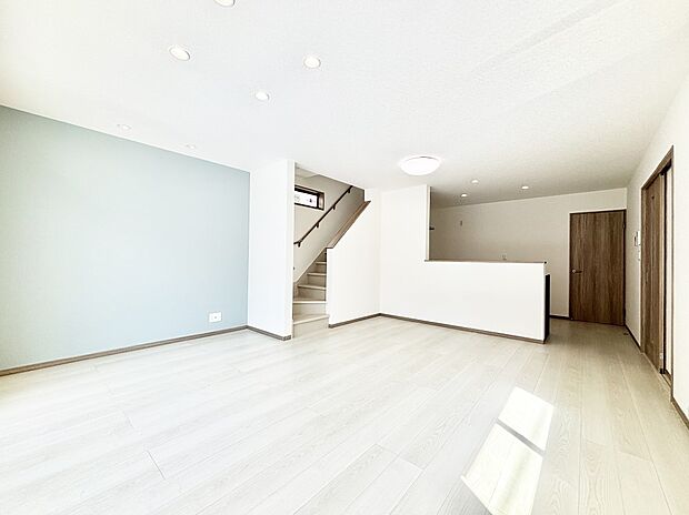 ご家族の賑やかな話し声で包まれる明るいリビング