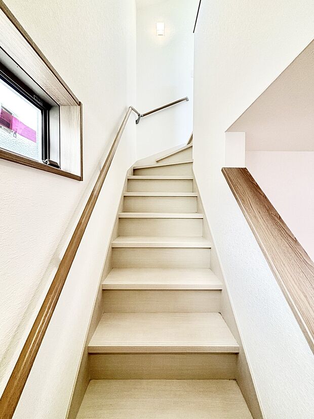 階段は手すり付きなので小さなお子さまやご高齢の方も安心です