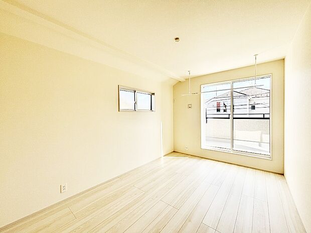 窓からのやさしい光が心地よいプライベートルーム