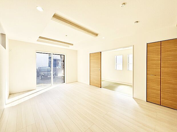 隣接の和室を開放すればさらに広々空間に