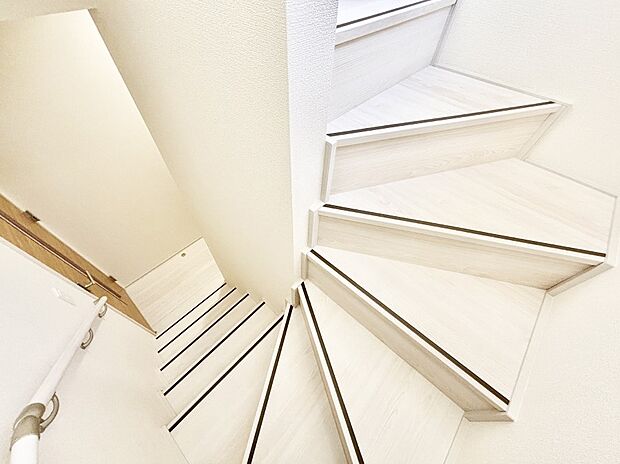 階段は手すり付きなので小さなお子さまやご高齢の方も安心です