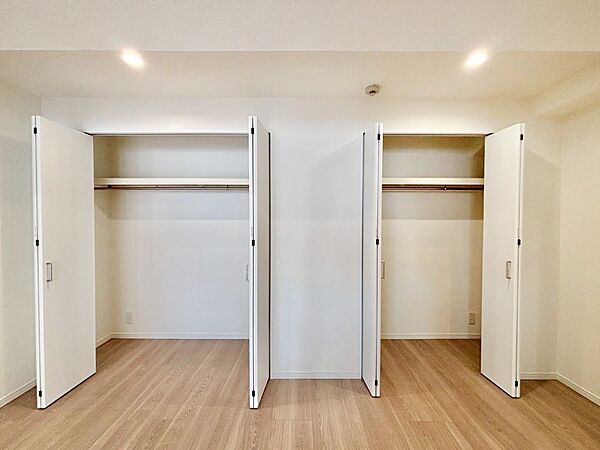 洋室クローゼット。奥行きがあるので厚手の衣類もすっきり収納できます。