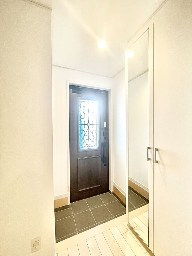 明るい玄関はお客様をお出迎えするのにぴったりです!