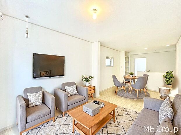 ご家族の賑やかな話し声で包まれる明るいリビング ※家具はCGです