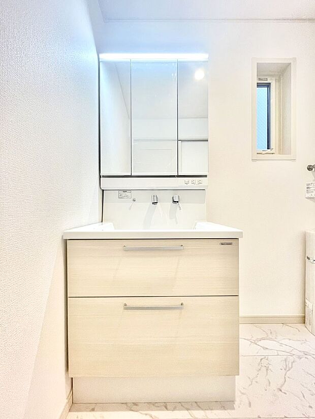 大きく見やすい三面鏡で清潔感ある洗面台は、身だしなみチェックや肌のお手入れにおすすめです。