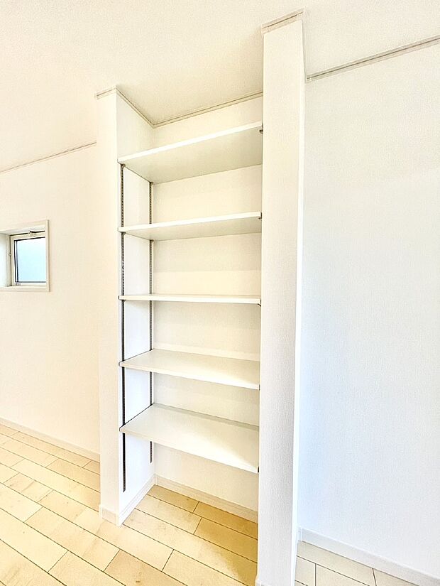 キッチン横収納!食材のストックはもちろん、日用品の収納など使い方はいろいろ!