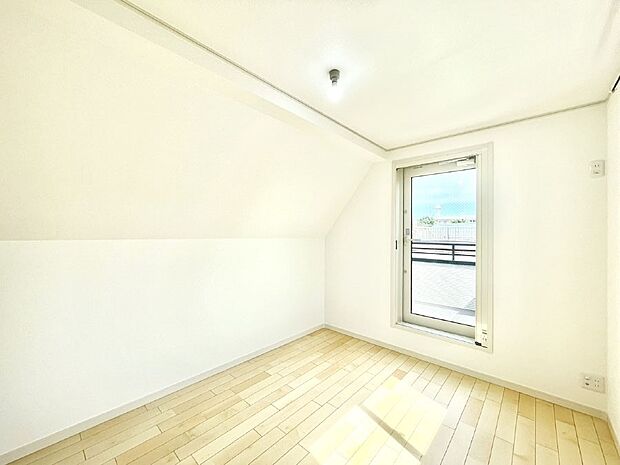 明るいバルコニーサイドに洋室を設置。目覚めの良い寝室に。