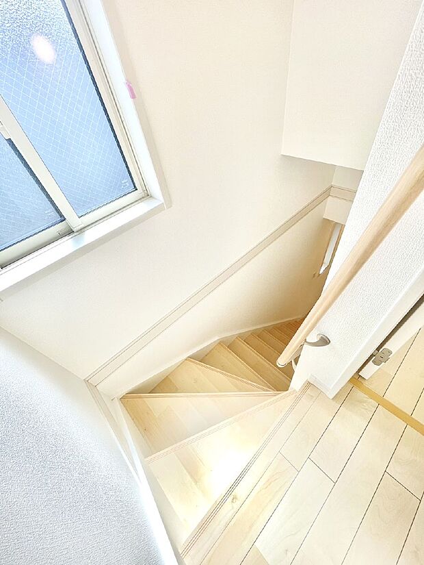安全性を考慮し階段には手すりを設置しています