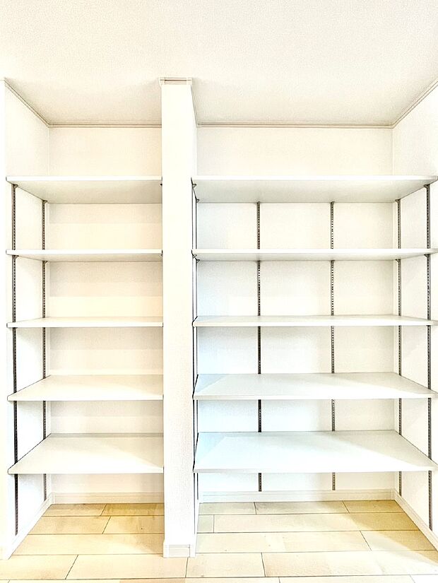 キッチン横収納！食材のストックはもちろん、日用品の収納など使い方はいろいろ！  