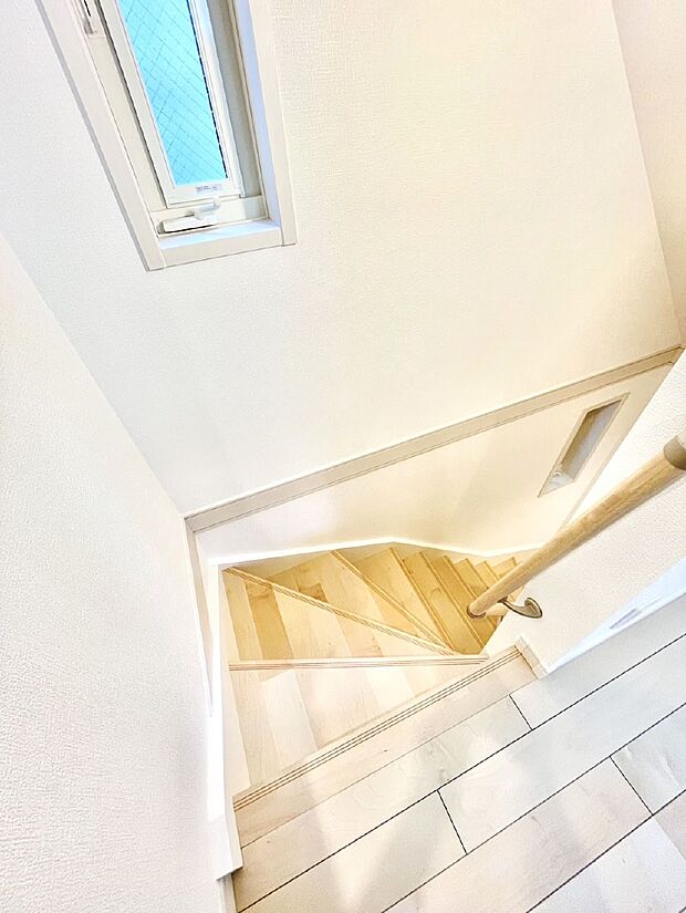 安全性を考慮し階段には手すりを設置しています