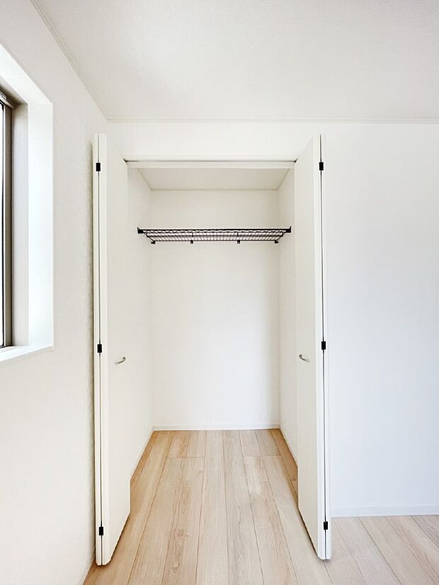 洋室のクローゼット。奥行きがあるので厚手の衣類もすっきり収まります。