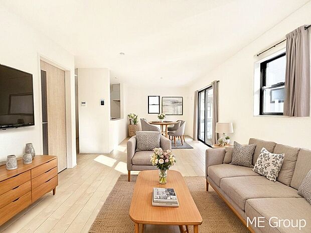 家族の和やかな会話が聞こえてきそう。開放感のあるリビングです。※家具はCGです  