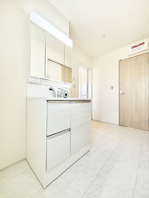 明るい洗面所は毎朝の身支度も楽しくできちゃいそうです。    