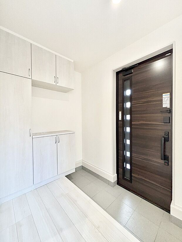 明るい玄関はお客様をお出迎えするのにぴったりです!