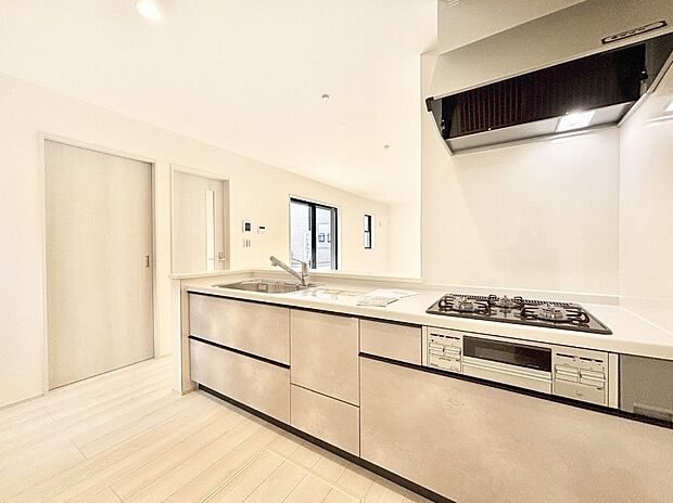 リビングで遊ぶお子様を見守りながらお料理ができる対面キッチン。  