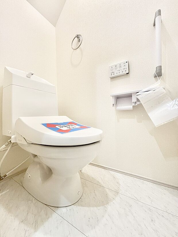 明るく清潔感のあるトイレです。 