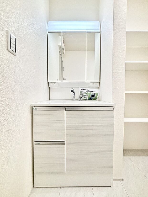 収納力と機能性に優れた洗面化粧台  