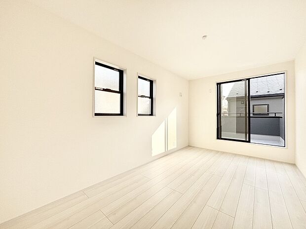 バルコニーが開放感をプラスしてくれる洋室  