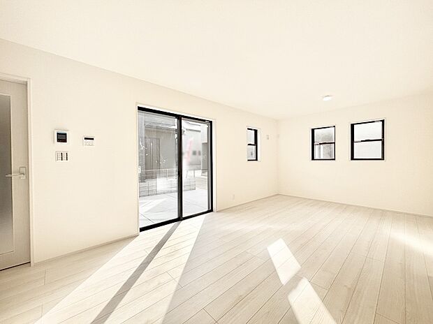 明るい陽光が注ぎ、寛ぎの雰囲気に満たされるダイニング。   