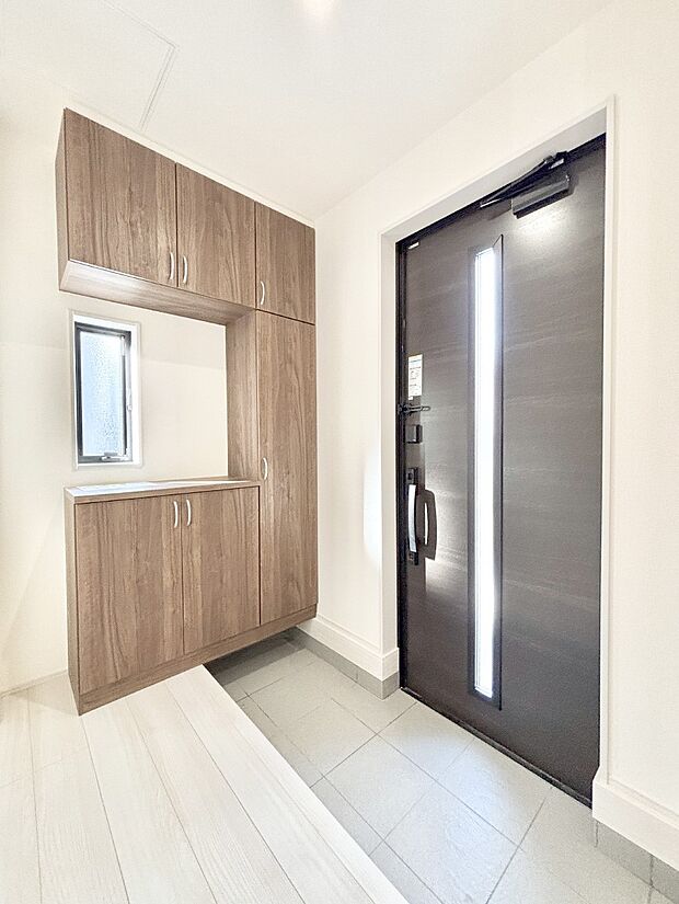 明るい玄関はお客様をお出迎えするのにぴったりです！ 