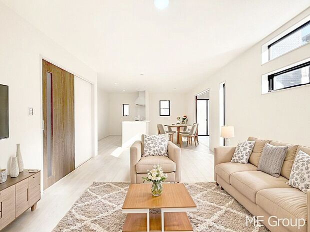 家族の和やかな会話が聞こえてきそう。開放感のあるリビングです。※家具はCGです  