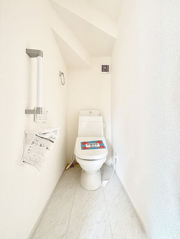 明るく清潔感のあるトイレです。