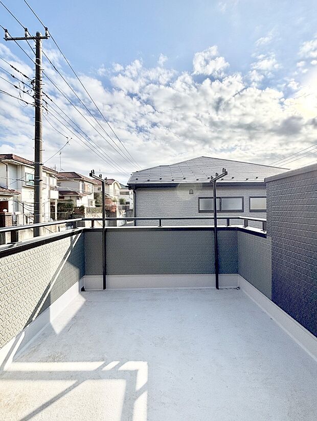 ゆったりバルコニーだから沢山お洗濯ものを干せます。