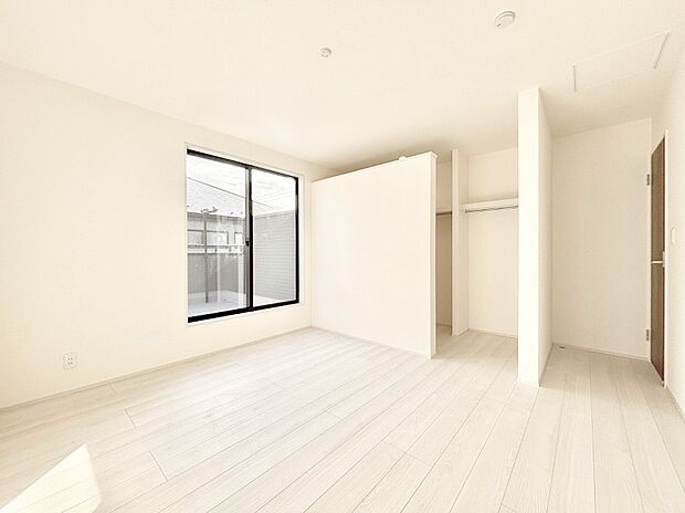 バルコニーが開放感をプラスしてくれる洋室  