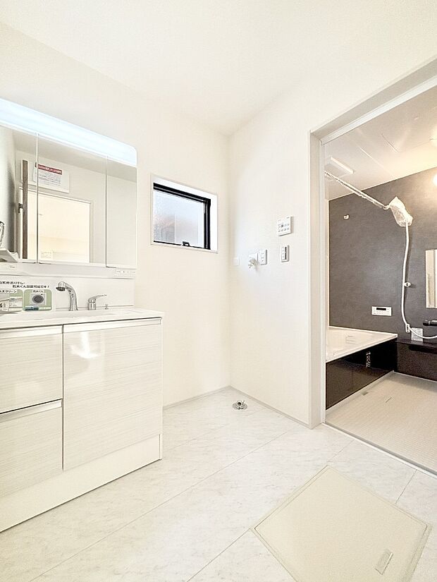 身支度もスムーズにおこなえる脱衣場。  