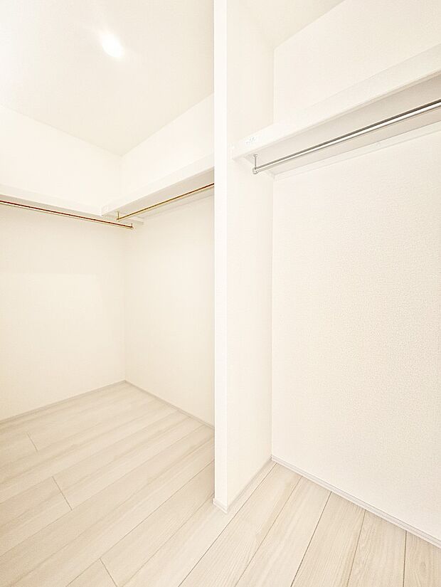ウォークインクローゼット付きで生活空間を広く利用できます。