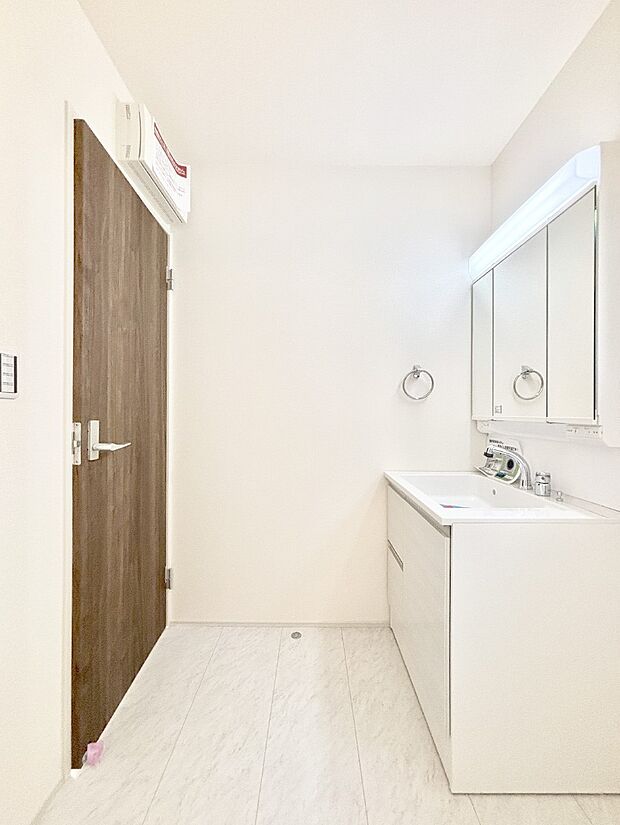 明るい洗面所は毎朝の身支度も楽しくできちゃいそうです。    