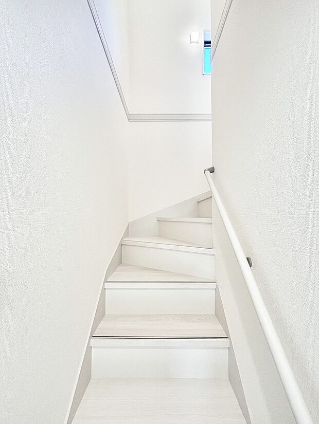 安全性を考慮し階段には手すりを設置しています