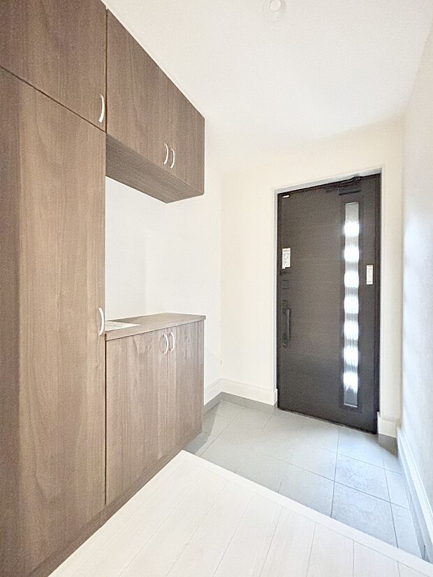 明るい玄関はお客様をお出迎えするのにぴったりです！ 