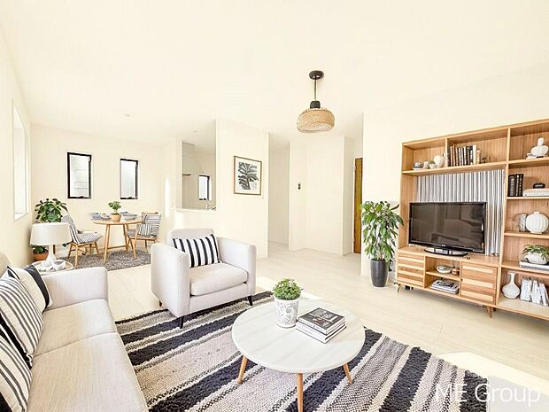 家族の和やかな会話が聞こえてきそう。開放感のあるリビングです。※家具はCGです