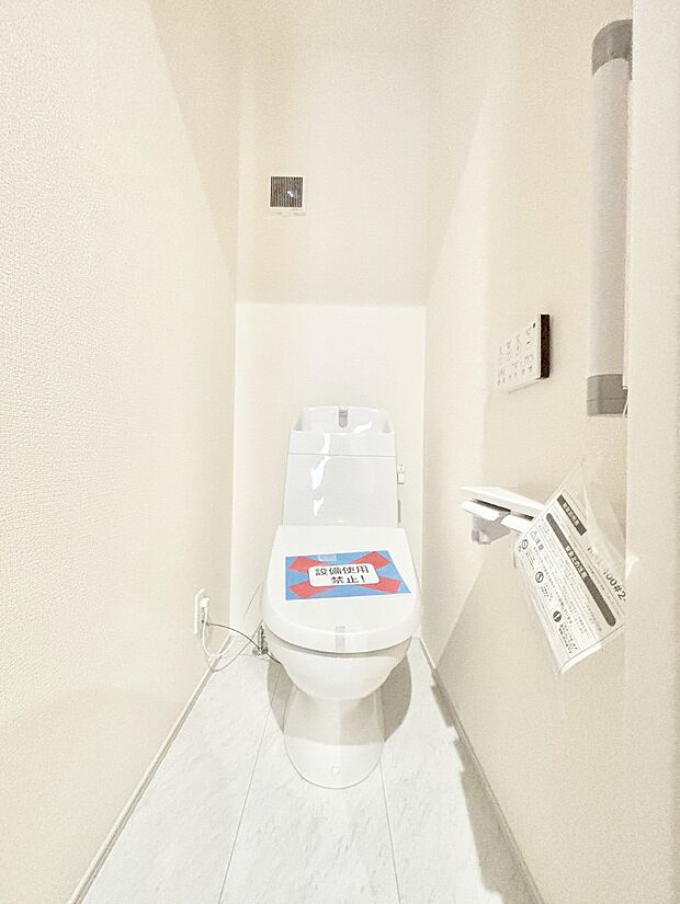 明るく清潔感のあるトイレです。   