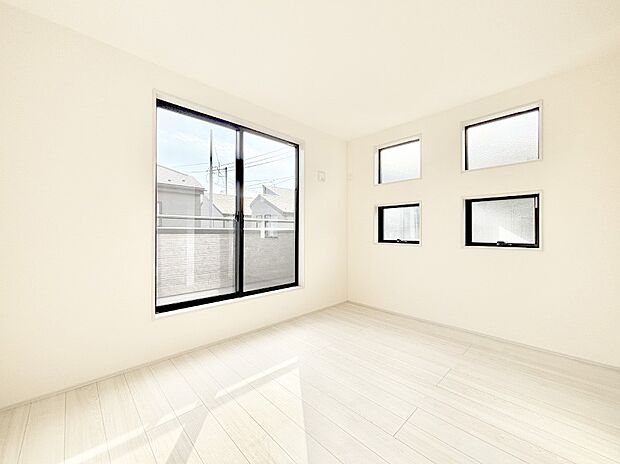 バルコニーが開放感をプラスしてくれる洋室