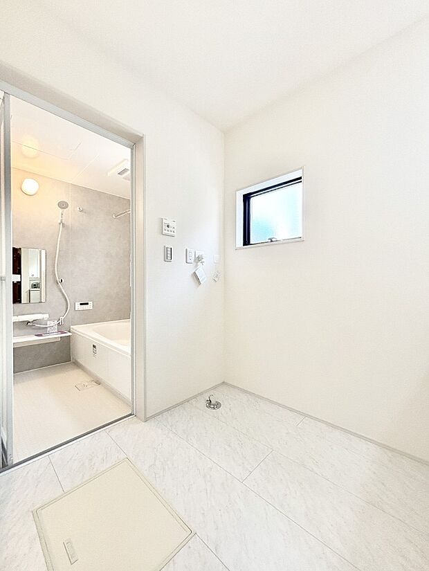 身支度もスムーズにおこなえる脱衣場。  