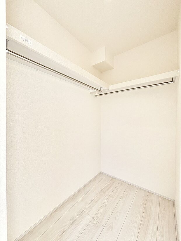 ウォークインクローゼット付きで生活空間を広く利用できます。