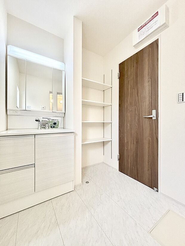 明るい洗面所は毎朝の身支度も楽しくできちゃいそうです。    