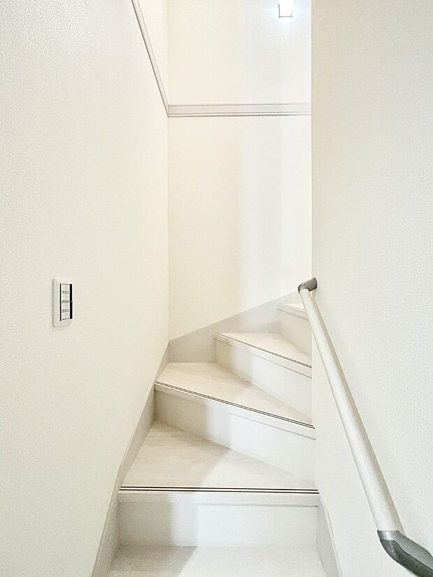 安全性を考慮し階段には手すりを設置しています