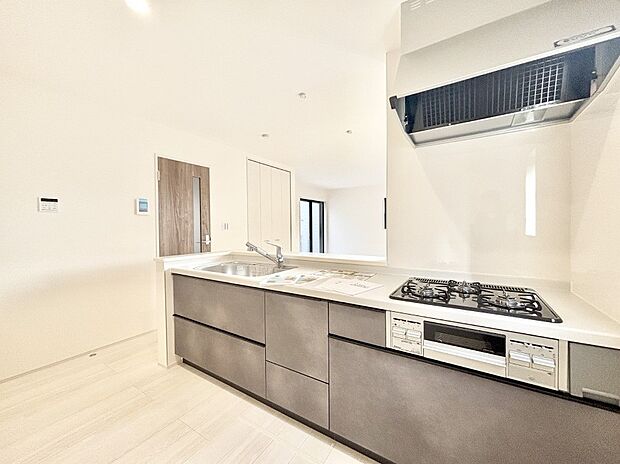 リビングで遊ぶお子様を見守りながらお料理ができる対面キッチン。