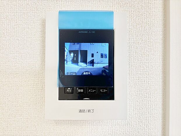 訪問者が一目でわかる安心のTVモニター付きインターホン。