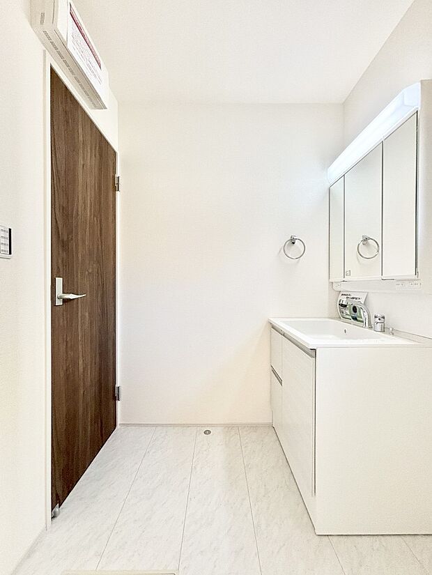 明るい洗面所は毎朝の身支度も楽しくできちゃいそうです。