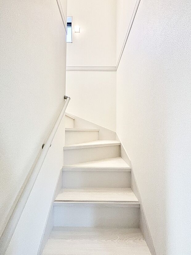 安全性を考慮し階段には手すりを設置しています
